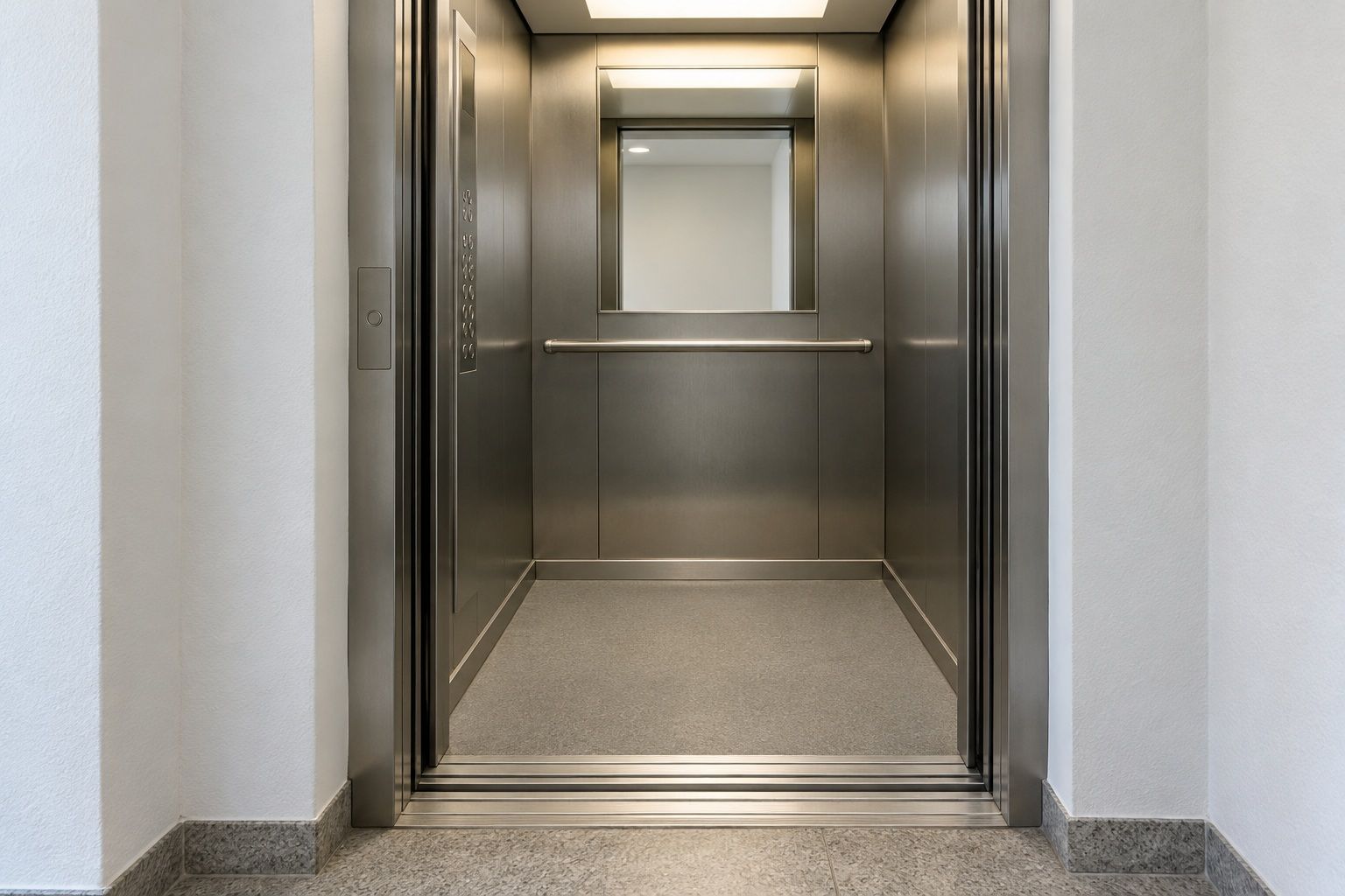 Liftkabine innen foliert in gebürstetem Metall