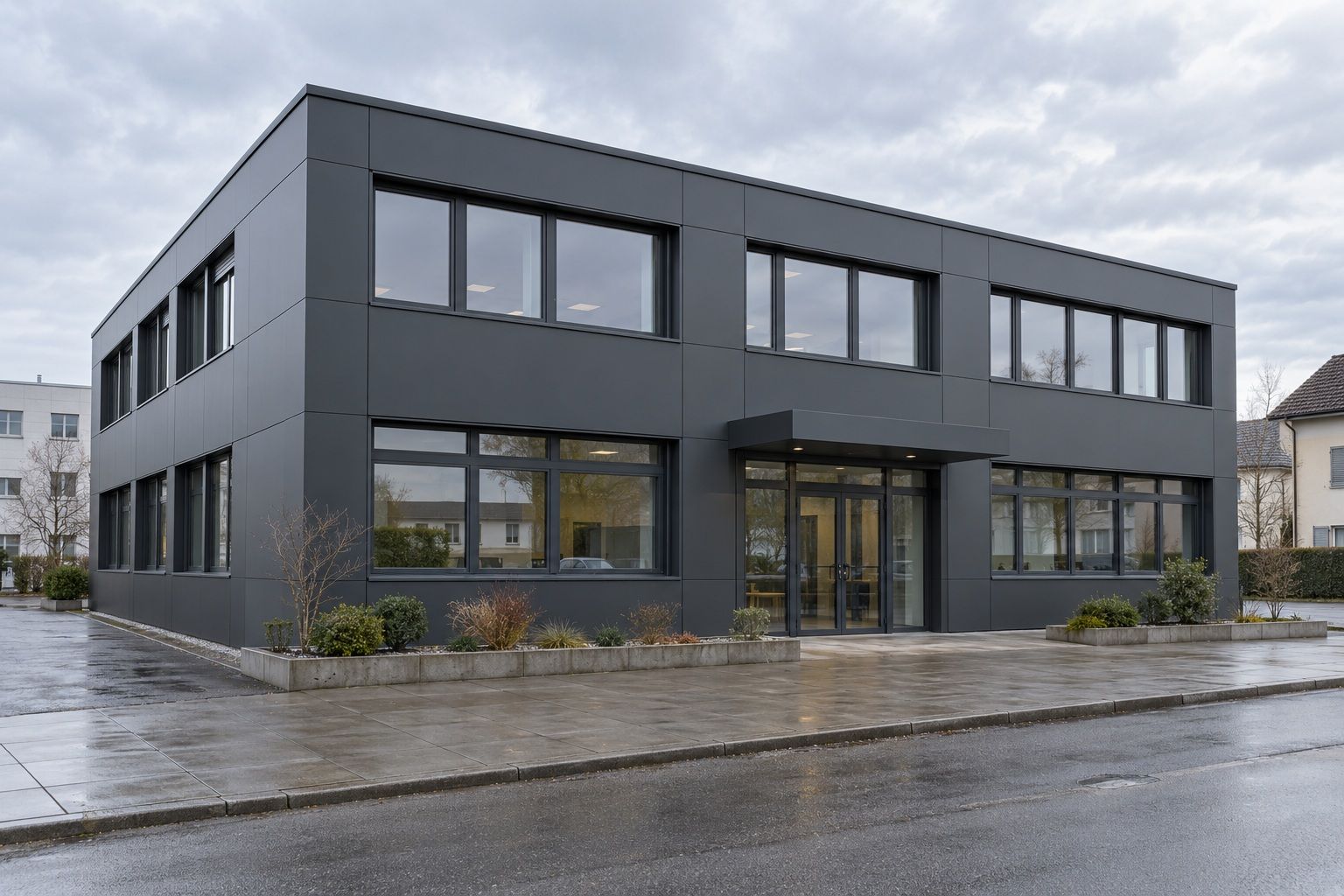 Aluminiumfassade eines Gewerbebaus, foliert in Anthrazit