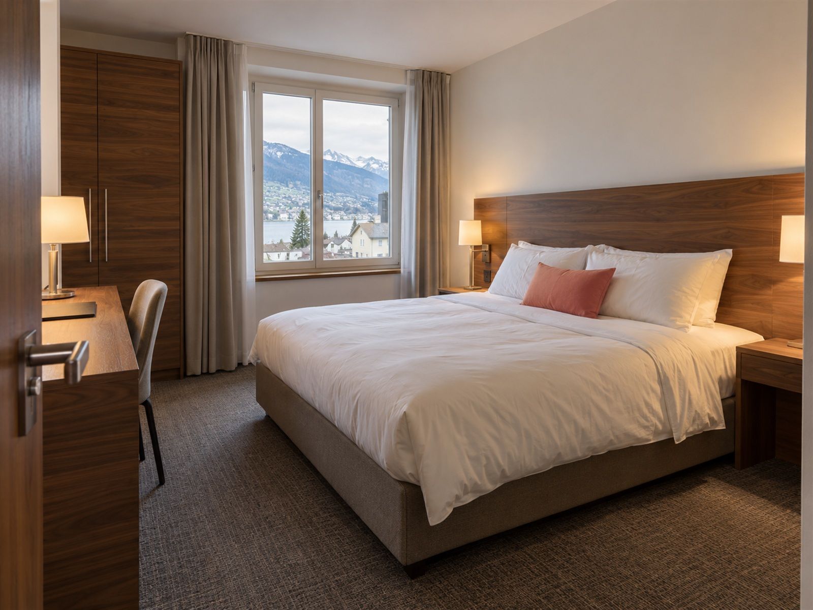 Hotelzimmer mit folierten Schrankfronten und Kopfteil