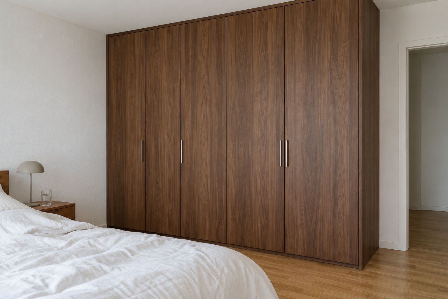 Einbauschrank foliert in Nussbaumoptik, Schlafzimmer