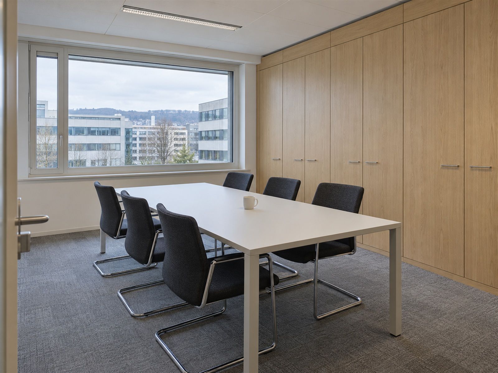 Sitzungszimmer mit folierter Schrankwand