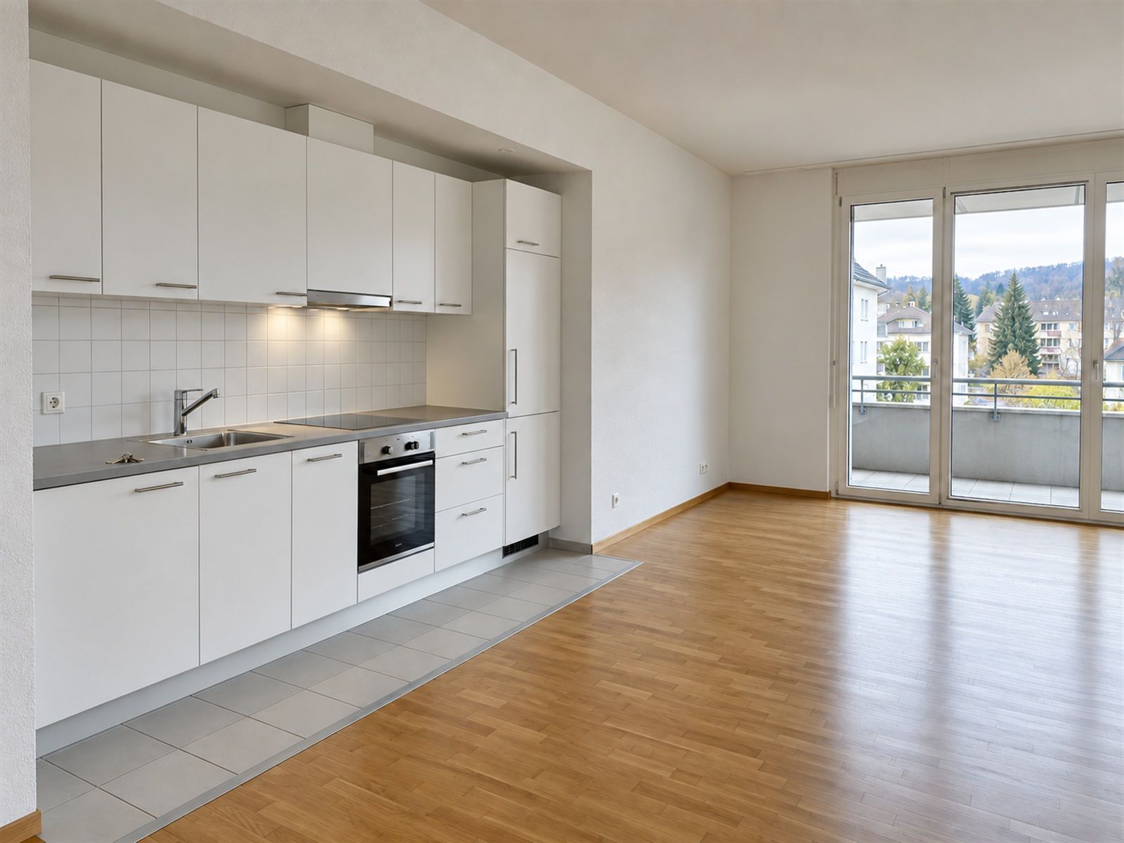 Leere Mietwohnung mit frisch folierter Küche vor dem Einzug