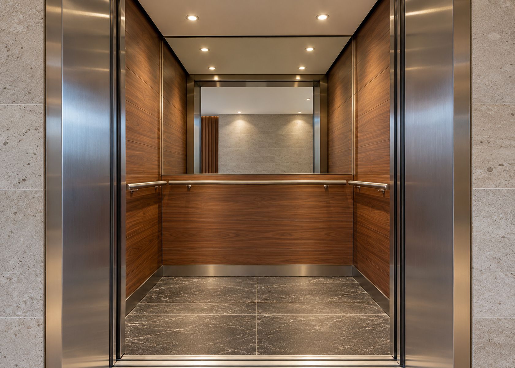 Liftkabine im Hotel innen mit Wandpaneelen in Nussbaumoptik foliert