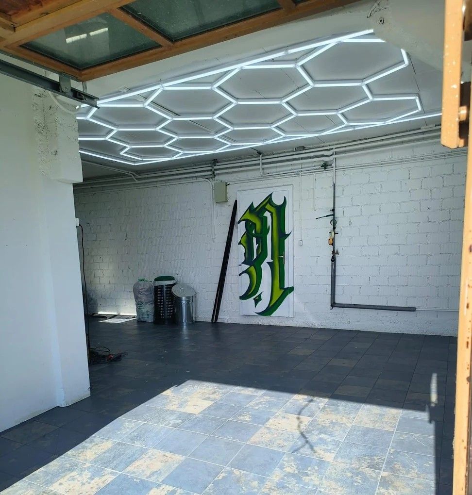 Werkstatthalle von nic's wrap lab in Hallwil mit Wabenlicht an der Decke