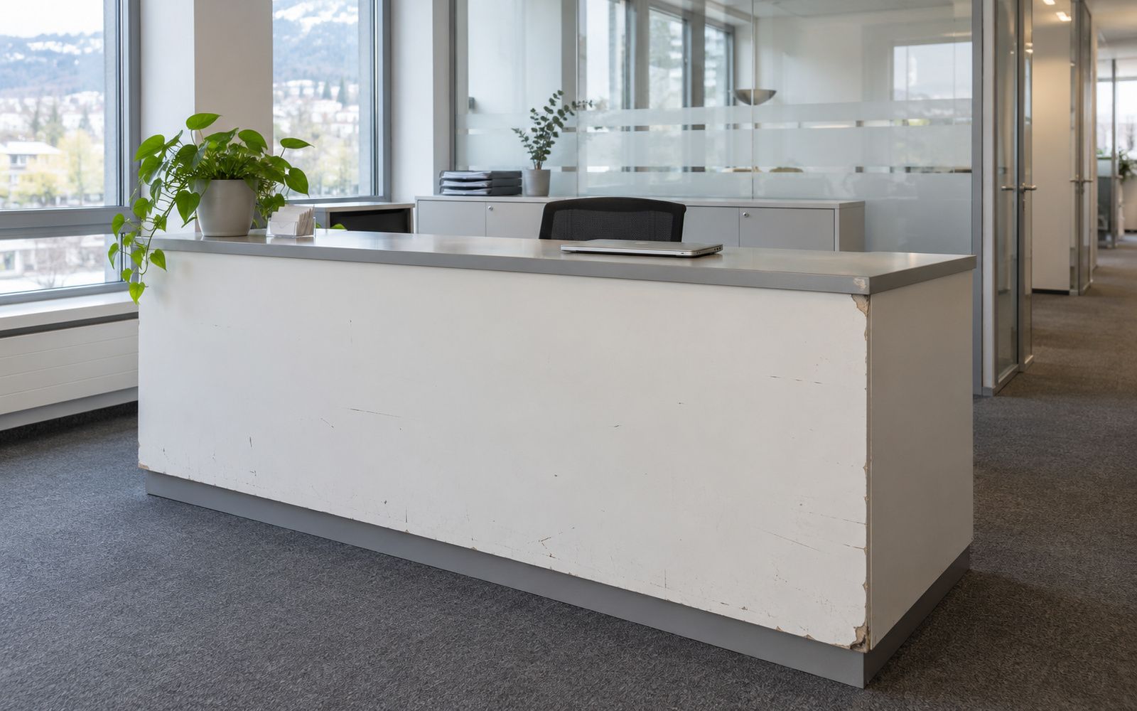 Empfangstheke im Büro, weisse Front mit Gebrauchsspuren