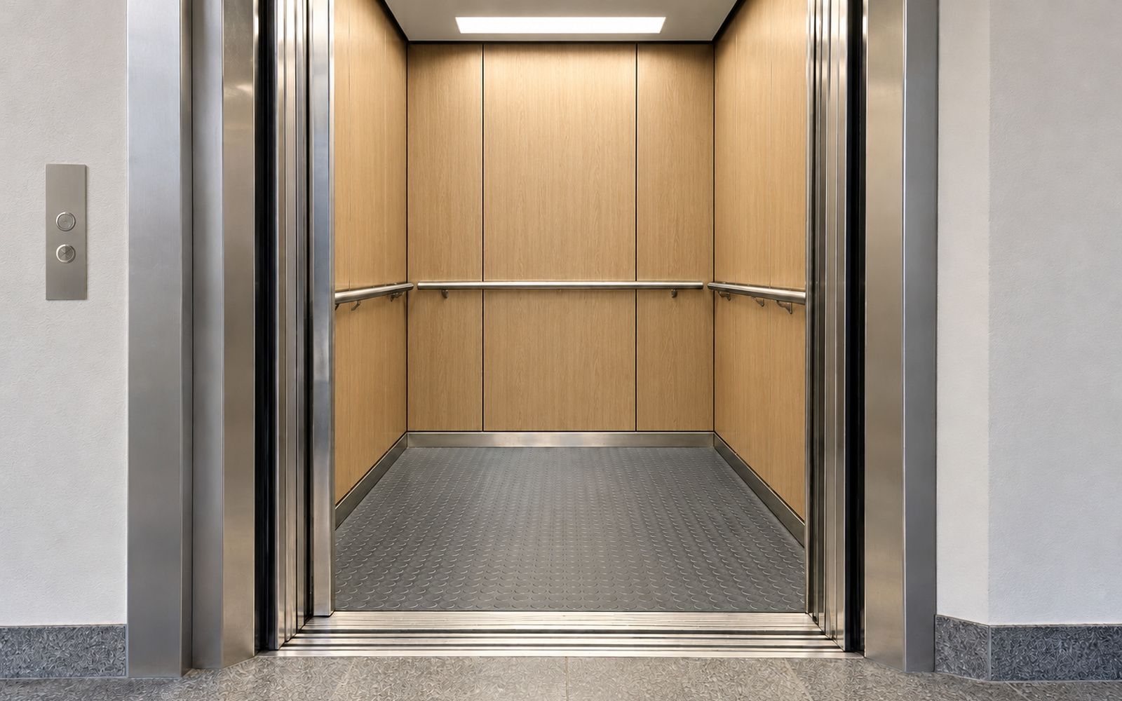 Dieselbe Liftkabine nach der Folierung in heller Holzoptik