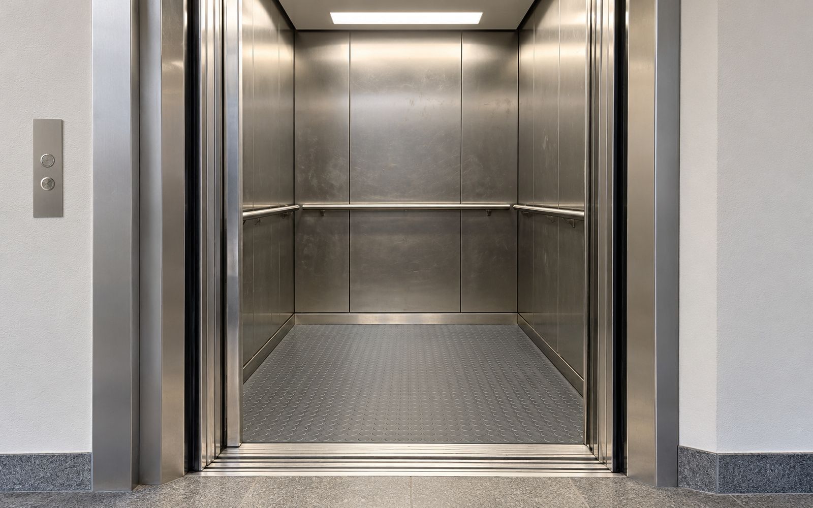 Liftkabine innen mit zerkratzten Edelstahlwänden