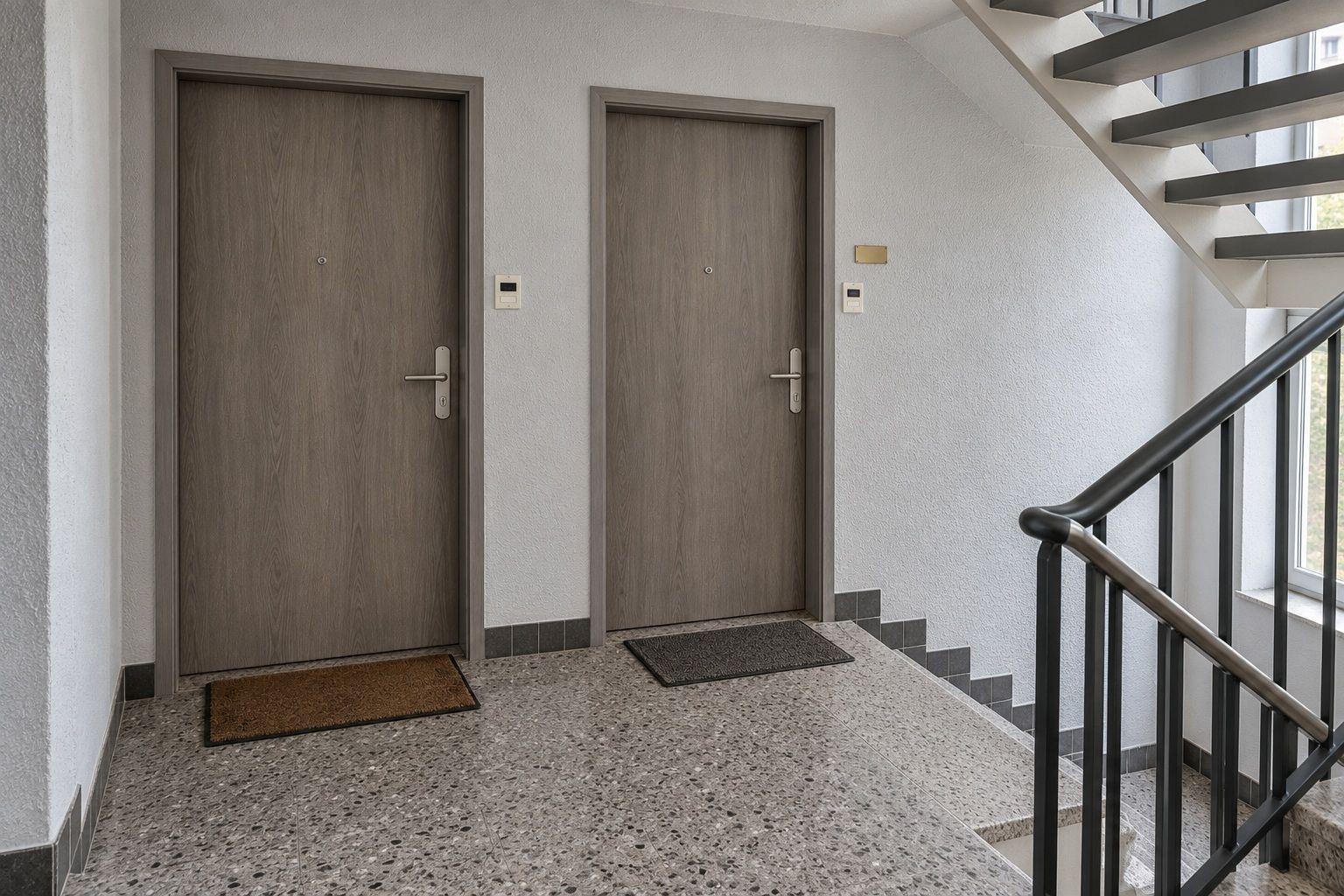 Wohnungstüren in einem Mehrfamilienhaus, foliert